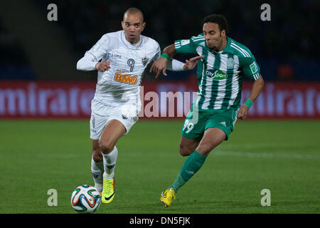 Marrakech, Maroc. Dec 18, 2013. L'Atletico Mineiro Diego Tardelli (L) convoite la la balle pendant la demi-finale entre le Raja Casablanca et de l'Atlético Mineiro au Club La FIFA Coupe du Monde 2013 football match à Marrakech, Maroc, 18 décembre 2013. Le Raja Casablanca a remporté le match 3-1. Credit : Cui Xinyu/Xinhua/Alamy Live News Banque D'Images