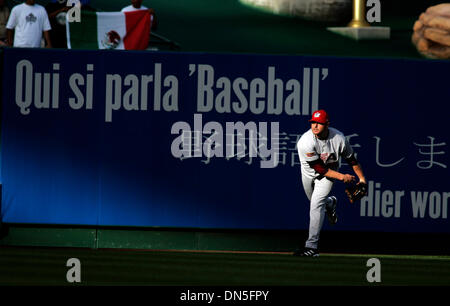 Oct 03, 2006, Anaheim, CA, USA ; Astros de Houston à partir lanceur ROGER CLEMENS au cours de la World Baseball Classic à Anaheim, Californie le 16 mars 2006. Clemens est parmi les six joueurs liés à l'utilisation de substances améliorant la performance par un ancien coéquipier, le Los Angeles Times a rapporté le dimanche. Crédit obligatoire : Photo par Armando Arorizo/ZUMA Press. (©) Copyright 2006 by Aroriz Banque D'Images