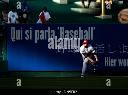 Oct 03, 2006, Anaheim, CA, USA ; Astros de Houston à partir lanceur ROGER CLEMENS au cours de la World Baseball Classic à Anaheim, Californie le 16 mars 2006. Clemens est parmi les six joueurs liés à l'utilisation de substances améliorant la performance par un ancien coéquipier, le Los Angeles Times a rapporté le dimanche. Crédit obligatoire : Photo par Armando Arorizo/ZUMA Press. (©) Copyright 2006 by Aroriz Banque D'Images