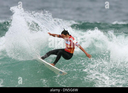 10 Oct, 2006 ; Manly, NSW, Australie ; SURF : LAYNE BEACHLEY a dû creuser profondément aujourd'hui. Elle s tant dans ses trois quart de finale ronde et chauffe mais a été en mesure de retour avec quelques manèges final haut score pour gagner les deux et elle est maintenant jusqu'à la demi-finale de demain où elle fera face à champion du monde Chelsea Georgeson (Aus). Par jours fin, Layne était également en haut de la Tour du Monde Banque D'Images