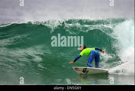 10 Oct, 2006 ; Manly, NSW, Australie ; SURF : JULIA CHRISTIAN (Carlsbad, Californie) posté un de ses meilleurs résultats cette saison, terminant cinquième au général égal quand elle a été défait par l'ancien champion du monde ASP Le Sofia Mulanovich (Pérou) en quarts de finale à l'Havaianas Beachley Classic à Manly, Australie. Malgré les conditions difficiles, Christian a montré forme impressionnante de Banque D'Images