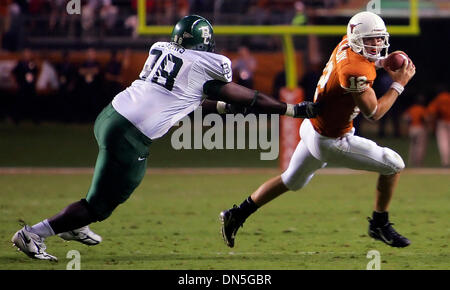 Oct 14, 2006 ; Austin, TX, USA ; NCAA Football : Colt McCoy échappe à la Baylor Quincy Jenkins avant de lancer une passe de touché au premier semestre Samedi 14 Octobre 2006 à Darrell K Royal-Texas Memorial Stadium à Joe Jamail Domaine à Austin, TX. Le Texas a mené 28-10 à la mi-temps crédit obligatoire : Photo par Bahram Mark Sobhani/San Antonio Express-News/ZUMA Press. (©) Copyright 2006 par un San Banque D'Images