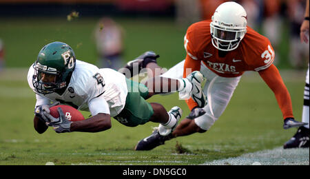 Oct 14, 2006 ; Austin, TX, USA ; NCAA Football : récepteur Baylor Dominique Zeigler dives à venir de l'Aaron Ross sur une réception dans la première moitié Samedi, 14 octobre 2006 à Darrell K Royal-Texas Memorial Stadium à Joe Jamail Domaine à Austin, TX. Le Texas a mené 28-10 à la mi-temps crédit obligatoire : Photo par Bahram Mark Sobhani/San Antonio Express-News/ZUMA Press. (©) Copyright 2006 par l'al. Banque D'Images