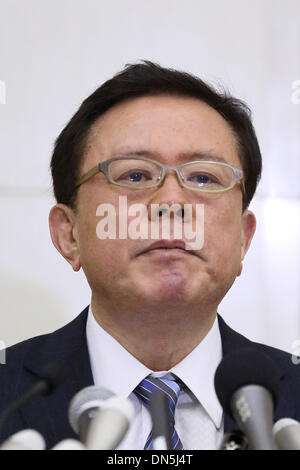 Tokyo, Japon. Dec 19, 2013. Le Gouverneur de Tokyo Naoki Inose urgence assiste à une conférence de presse le 19 mai 2013 à à bureaux du gouvernement Métropolitain de Tokyo au Japon. Credit : Motoo Naka/AFLO/Alamy Live News Banque D'Images