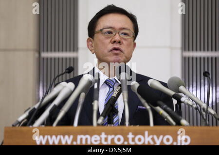 Tokyo, Japon. Dec 19, 2013. Le Gouverneur de Tokyo Naoki Inose urgence assiste à une conférence de presse le 19 mai 2013 à à bureaux du gouvernement Métropolitain de Tokyo au Japon. Credit : Motoo Naka/AFLO/Alamy Live News Banque D'Images