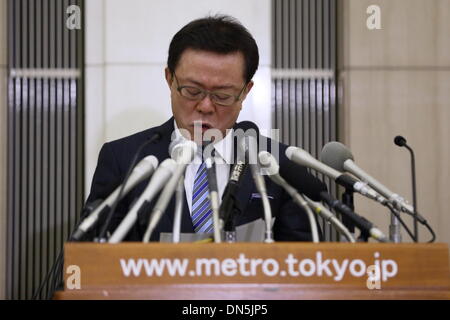 Tokyo, Japon. Dec 19, 2013. Le Gouverneur de Tokyo Naoki Inose urgence assiste à une conférence de presse le 19 mai 2013 à à bureaux du gouvernement Métropolitain de Tokyo au Japon. Credit : Motoo Naka/AFLO/Alamy Live News Banque D'Images