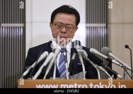 Tokyo, Japon. Dec 19, 2013. Le Gouverneur de Tokyo Naoki Inose urgence assiste à une conférence de presse le 19 mai 2013 à à bureaux du gouvernement Métropolitain de Tokyo au Japon. Credit : Motoo Naka/AFLO/Alamy Live News Banque D'Images