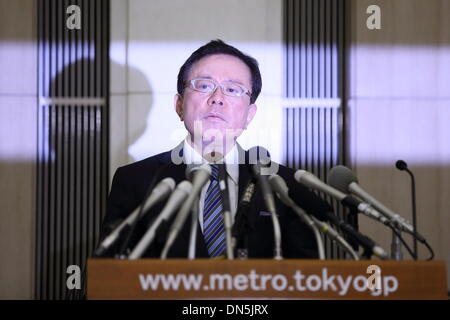 Tokyo, Japon. Dec 19, 2013. Le Gouverneur de Tokyo Naoki Inose urgence assiste à une conférence de presse le 19 mai 2013 à à bureaux du gouvernement Métropolitain de Tokyo au Japon. Credit : Motoo Naka/AFLO/Alamy Live News Banque D'Images