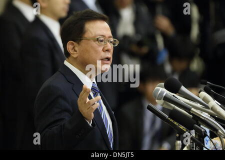 Tokyo, Japon. Dec 19, 2013. Le Gouverneur de Tokyo Naoki Inose urgence assiste à une conférence de presse le 19 mai 2013 à à bureaux du gouvernement Métropolitain de Tokyo au Japon. Credit : Motoo Naka/AFLO/Alamy Live News Banque D'Images