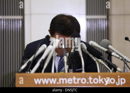 Tokyo, Japon. Dec 19, 2013. Le Gouverneur de Tokyo Naoki Inose urgence assiste à une conférence de presse le 19 mai 2013 à à bureaux du gouvernement Métropolitain de Tokyo au Japon. Credit : Motoo Naka/AFLO/Alamy Live News Banque D'Images