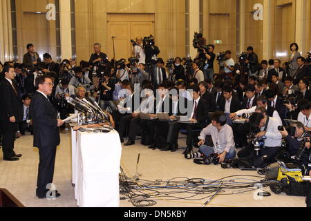 Tokyo, Japon. Dec 19, 2013. Le Gouverneur de Tokyo Naoki Inose urgence assiste à une conférence de presse le 19 mai 2013 à à bureaux du gouvernement Métropolitain de Tokyo au Japon. Credit : Motoo Naka/AFLO/Alamy Live News Banque D'Images