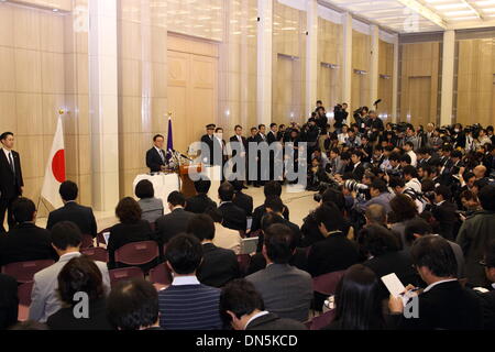 Tokyo, Japon. Dec 19, 2013. Le Gouverneur de Tokyo Naoki Inose urgence assiste à une conférence de presse le 19 mai 2013 à à bureaux du gouvernement Métropolitain de Tokyo au Japon. Credit : Motoo Naka/AFLO/Alamy Live News Banque D'Images