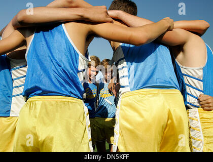 Oct 27, 2006 ; San Marcos, CA, USA ; San Pasqual hauts Ryan Butler, centre-gauche, prend ses coéquipiers grâce à une session de prière avant leur cross-country course contre la Mission Hills High School à Quail Valley Parc de San Marcos. L'Eagles, garçons et filles collectivement a gagné la course. Crédit obligatoire : Photo par Sean DuFrene/SDU-T/ZUMA Press. (©) Copyright 2006 by SDU- Banque D'Images