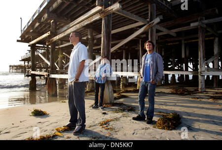 Oct 30, 2006 ; San Diego, CA, USA ; Surfers DUSTIN LACKEY, gauche, et ses amis TORREY OUEST, centre, et Travis Collings a aidé une personne qui qui a sauté du Crystal Pier dans l'océan dans la région de Pacific Beach le dimanche. Les surfeurs, qui étaient dans l'eau, a aidé l'homme qui avait une blessure au cou. Alors qu'ils aidaient l'homme, le conseil de laquais flottaient côte, où quelqu'un l'avait volé. Manda Banque D'Images