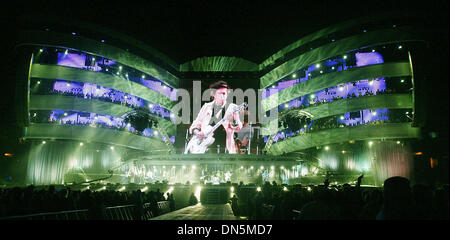 Nov 06, 2006 ; Oakland, CA, USA ; Les Rolling Stones effectuer au McAfee Coliseum d'Oakland. Les pierres terminer la dernière étape de leur tournée Bigger Bang. Crédit obligatoire : Photo de John Green/Oakland Tribune/ZUMA Press. (©) Copyright 2006 par Oakland Tribune Banque D'Images