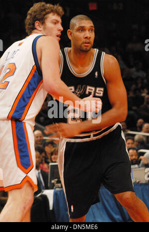 Nov 06, 2006 ; New York, NY, USA ; TIM DUNCAN, du San Antonio Spurs pendant le match contre les New York Knicks au Madison Square Garden de New York. Spurs a gagné le match 105-93. Crédit obligatoire : Photo par Jeffrey Geller/ZUMA Press. (©) Copyright 2006 by Jeffrey Geller Banque D'Images