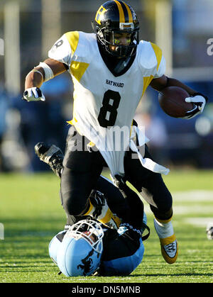 Nov 09, 2006 ; Hayward, CA, USA ; Hayward's TROY EVANS est abordé par Tennyson's CHASE MARTINEZ durant leur jeu le jeudi 9 novembre 2006 à Hayward en Californie. Crédit obligatoire : Photo par Aric Crabb/l'Oakland Tribune/ZUMA Press. (©) Copyright 2006 par l'Oakland Tribune Banque D'Images