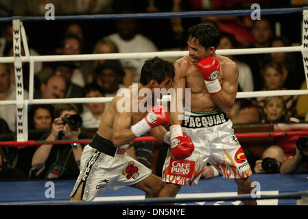 Nov 18, 2006, à Las Vegas, NV, USA ; Super Featherweight Champion International WBC MANNY PACQUIAO (avec des flammes sur le pantalon) défend son titre en lutte #  3 La grande finale contre ERIK MORALES au Thomas & Mack Arena de Las Vegas, Nevada. PACQUIAO a gagné par ko à 2:57 minutes au troisième tour. Crédit obligatoire : Photo par Mary Ann Owen/ZUMA Press. (©) Copyright 2006 par Mary Ann Owen Banque D'Images