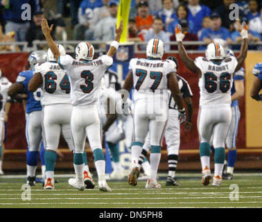 Nov 23, 2006 ; Detroit, MI, USA ; National Football League's Thanksgiving tripleheader. Dolphins de Miami a battu les Lions 27-10. Dolphins' quarterback JOEY HARRINGTON célèbre après la première moitié des roues. Crédit obligatoire : Photo par Damon Higgins/Palm Beach Post/ZUMA Press. (©) Copyright 2006 par Palm Beach Post Banque D'Images