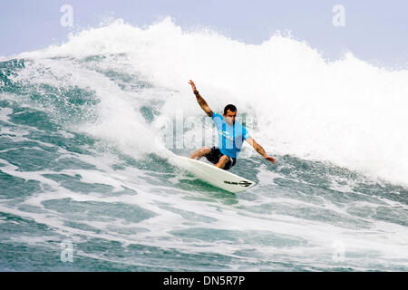 Nov 30, 2006 ; Oahu, Hawaii, USA ; Brasilian NECO PADARATZ (photo) a publié l'un des plus hauts scores de la chaleur de la journée, un 16,50 (sur un total possible de 20 points) pour gagner sa chaleur dans la ronde de 96 surfeurs de la Coupe du Monde de Surf OÕNeill aujourd'hui. Padaratz battre Troy Brooks (Aus), Sean Moody (Haw) et plusieurs Triple couronne de champion de surf Sunny Garcia (Haw). Padaratz avancé à la ronde Banque D'Images