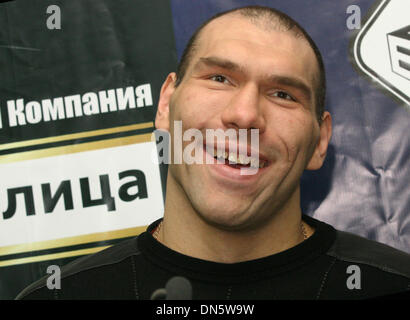 Nikolai Valuev - champion de boxe WBA poids super lourds lors de la conférence de presse à St.Petersburg-Russia. 22 décembre 2005(Image Crédit : © PhotoXpress/ZUMA Press) RESTRICTIONS : l'Amérique du Nord et du sud de l'homme SEULEMENT ! Banque D'Images