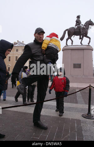 Boxeur Russe Nikolai Valuev - champion de boxe WBA poids super lourds avec son enfant dans sa ville natale de Saint-Pétersbourg et la Russie.24 Décembre 2005.(Image Crédit : © PhotoXpress/ZUMA Press) RESTRICTIONS : l'Amérique du Nord et du sud de l'homme SEULEMENT ! Banque D'Images