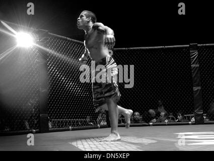 Sep 09, 2006 - San Francisco, Californie, USA - Arts martiaux mixtes fighters duel il dehors dans la cage à la malice à l'événement tenu au Palais au Cow Palace de San Francisco le 9 septembre 2006. (Crédit Image : © Goumenidis Konstandinos/ZUMA Press) Banque D'Images