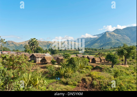 Huttes dans le village du peuple Antandroy, paysage de montagne, près de Fort-Dauphin Tolagnaro, ou Madagascar Banque D'Images