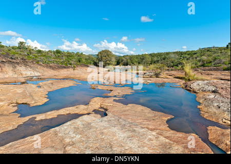 Forêt tropicale sèche Paysage avec rivière et rochers, rocky riverbed, Parc National d'Andohahela, près de Fort-Dauphin Tolagnaro ou Banque D'Images