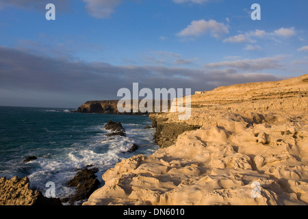 Des formations rocheuses, des roches calcaires sur les falaises près du village de pêcheurs de Ajuy, Fuerteventura, Îles Canaries, Espagne Banque D'Images