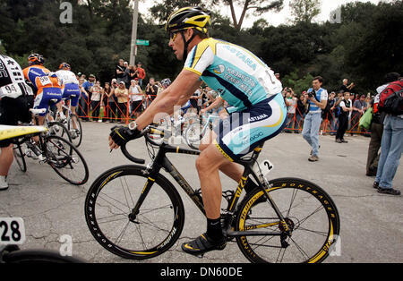 21 févr. 2009 - Pasadena, Californie, USA - Lance Armstrong juste après la finale de l'étape 7 du Tour de Californie , à Pasadena en Californie le samedi. Le 7 fois champion du Tour de France est de retour après avoir pris sa retraite il y a quelques années. (Crédit Image : © Jonathan Alcorn/ZUMA Press) Banque D'Images