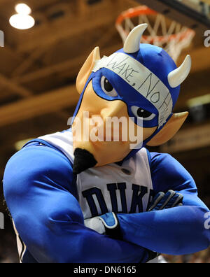 Feb 22, 2009 - Durham, North Carolina, USA - Le Duke Blue Devil mascot lance la foule dans la seconde moitié du match entre le démon de Wake Forest Decons et le Duke Blue Devils à Cameron Indoor Stadium. Duc a gagné le match 101-91. (Crédit Image : © Steve digues/ZUMA Press) Banque D'Images