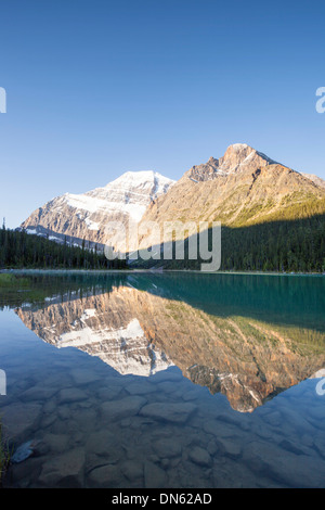 Reflet du mont Edith Cavell, Parc National de Jasper, Canada Banque D'Images