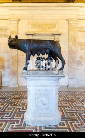 Statue en bronze de la Louve du Capitole, Lupa Capitolina, non daté, Romulus et Remus par Claude-Joseph Vernet, de la Renaissance Banque D'Images