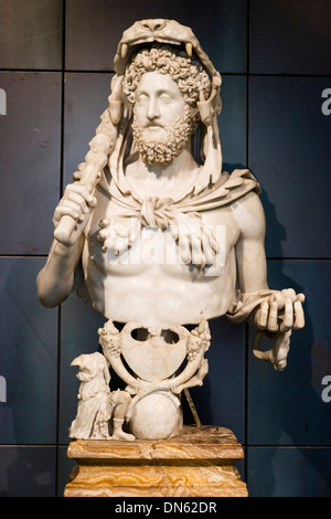 Ancien buste en marbre de l'empereur Commode en Hercule, Musées du Capitole, la colline du Capitole, Rome, Latium, Italie Banque D'Images