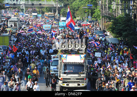 Bangkok, Thaïlande. Dec 19, 2013. Des manifestants anti-gouvernement thaïlandais à travers rues mars l'intention de faire pression pour le premier ministre Yingluck Shinawatra avant la démission d'un conçu dimanche grande manifestation à Bangkok, Thaïlande, le 19 décembre 2013. Credit : Rachen Sageamsak/Xinhua/Alamy Live News Banque D'Images