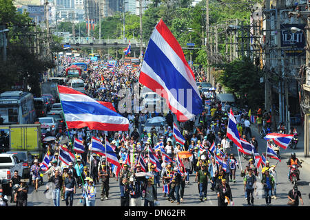 Bangkok, Thaïlande. Dec 19, 2013. Des manifestants anti-gouvernement thaïlandais à travers rues mars l'intention de faire pression pour le premier ministre Yingluck Shinawatra avant la démission d'un conçu dimanche grande manifestation à Bangkok, Thaïlande, le 19 décembre 2013. Credit : Rachen Sageamsak/Xinhua/Alamy Live News Banque D'Images