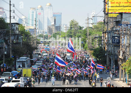 Bangkok, Thaïlande. Dec 19, 2013. Des manifestants anti-gouvernement thaïlandais à travers rues mars l'intention de faire pression pour le premier ministre Yingluck Shinawatra avant la démission d'un conçu dimanche grande manifestation à Bangkok, Thaïlande, le 19 décembre 2013. Credit : Rachen Sageamsak/Xinhua/Alamy Live News Banque D'Images