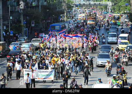 Bangkok, Thaïlande. Dec 19, 2013. Des manifestants anti-gouvernement thaïlandais à travers rues mars l'intention de faire pression pour le premier ministre Yingluck Shinawatra avant la démission d'un conçu dimanche grande manifestation à Bangkok, Thaïlande, le 19 décembre 2013. Credit : Rachen Sageamsak/Xinhua/Alamy Live News Banque D'Images