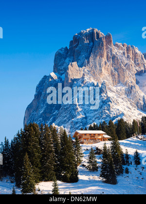 Mt Sasso Lungo ou Mt Langkofel avec un refuge de montagne à l'avant, à l'alpage Seiser Alm, Tyrol du Sud, l'Alto Adige, Italie Banque D'Images