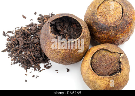 Le thé chinois le thé Pu-erh emballées dans des mandarines séchées isolated on white Banque D'Images