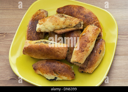 Noix et graines de pavot Graines de cookies sur une plaque jaune. Banque D'Images