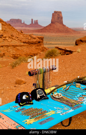 Monument Valley Navajo Tribal Park, Arizona et l'Utah, AZ, UT, États-Unis d'Amérique, USA, US. Bijoux en argent et de souvenirs Banque D'Images