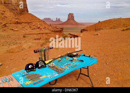 Monument Valley Navajo Tribal Park, Arizona et l'Utah, AZ, UT, États-Unis d'Amérique, USA, US. Bijoux en argent et de souvenirs Banque D'Images