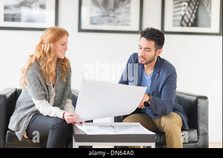 Artiste et propriétaire de galerie d'art gallery en conversation Banque D'Images