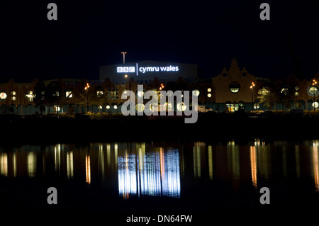 Les studios de la BBC lumineux en plus du bassin Roath Cardiff Bay Cardiff, Pays de Galles. Banque D'Images