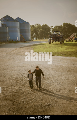 Caucasian father and son walking on farm Banque D'Images