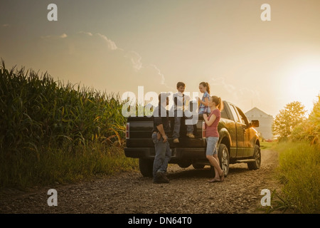 La famille caucasienne sur chariot sur chemin de terre Banque D'Images