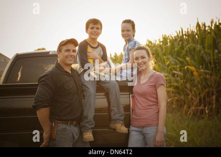 Caucasian family smiling sur chariot Banque D'Images