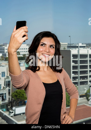 Mixed Race businesswoman prenant cell phone photo Banque D'Images